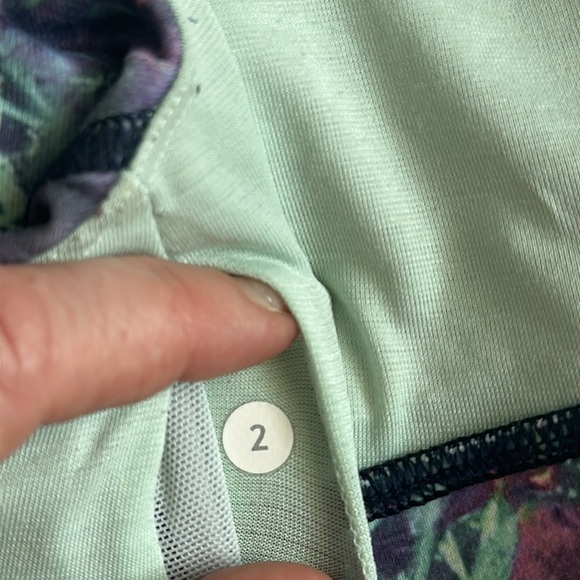 LuLuLemon‎ Women’s Multicolor Yoga Workout Athleisure Sports Bra Size 2 - Picture 5 of 6